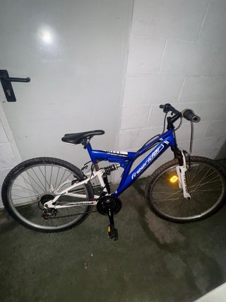 Bicicleta de montaña azul para arreglar