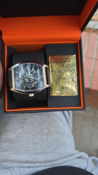 Reloj Frederic Negro y Dorado