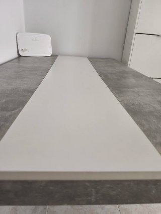 Mesa de comedor gris y blanca
