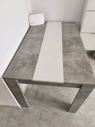 Mesa de comedor gris y blanca