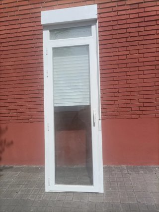 Ventana aluminio abatible con persiana