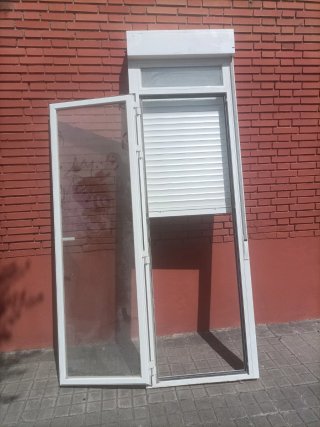 Ventana aluminio abatible con persiana