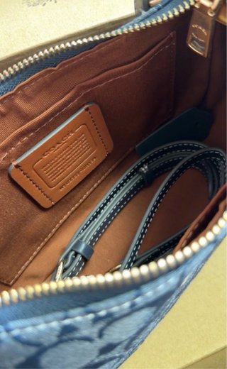 Borsa Coach monogram blu con dettagli dorati