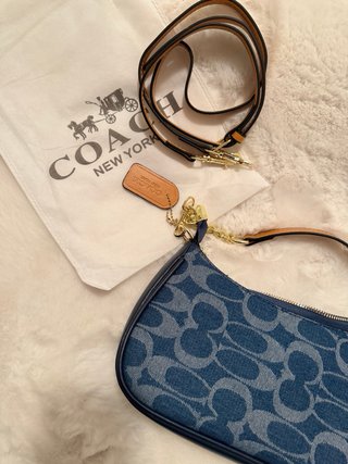 Borsa Coach monogram blu con dettagli dorati
