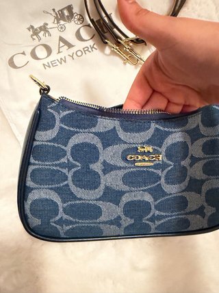 Borsa Coach monogram blu con dettagli dorati
