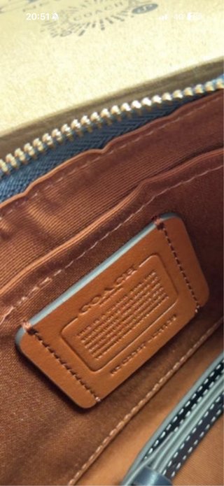 Borsa Coach monogram blu con dettagli dorati