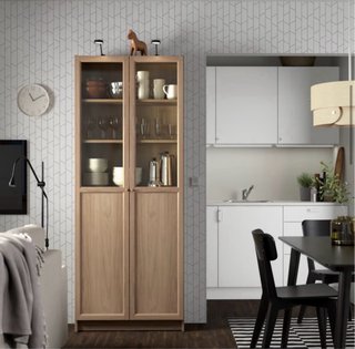 Mueble con puertas de cristal y madera