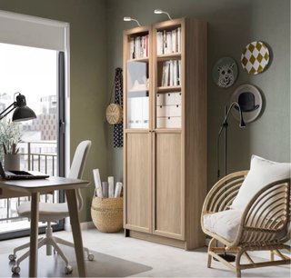 Mueble con puertas de cristal y madera