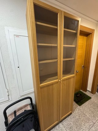Mueble con puertas de cristal y madera