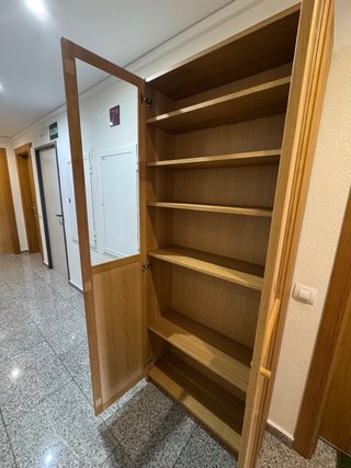 Mueble con puertas de cristal y madera