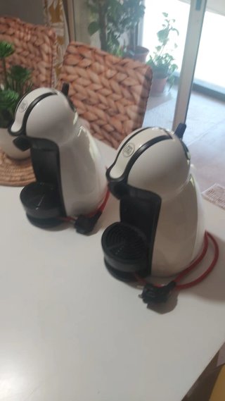2 Cafeteras Dolce Gusto Blanca 25€ cada una.
