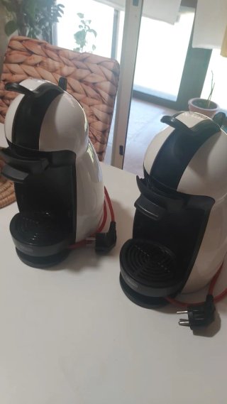 2 Cafeteras Dolce Gusto Blanca 25€ cada una.