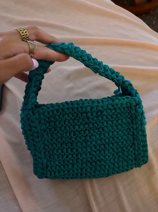 Bolso de mano Uterqüe tejido con pedrería