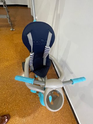 Triciclo infantil con manillar