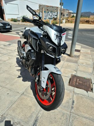 Yamaha MT-10 2021 Blanca y Roja