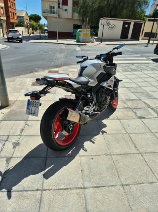 Yamaha MT-10 2021 Blanca y Roja