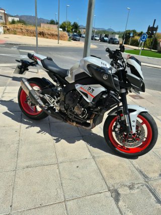 Yamaha MT-10 2021 Blanca y Roja