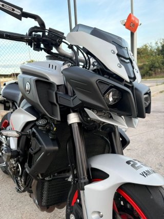Yamaha MT-10 2021 Blanca y Roja