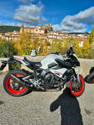 Yamaha MT-10 2021 Blanca y Roja