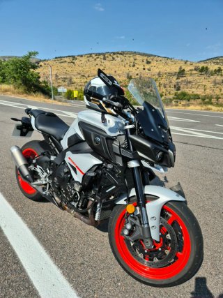 Yamaha MT-10 2021 Blanca y Roja