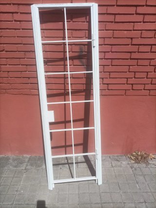 Puerta metálica con rejas