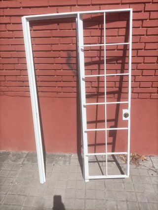 Puerta metálica con rejas