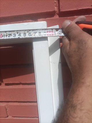 Puerta metálica con rejas