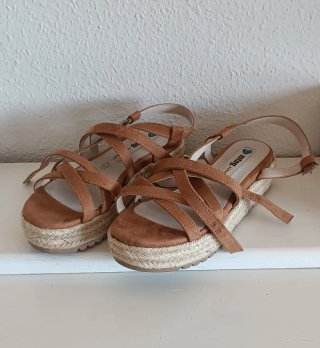 Sandalias Mustang cuña esparto marrón/beige.