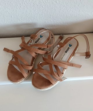 Sandalias Mustang cuña esparto marrón/beige.