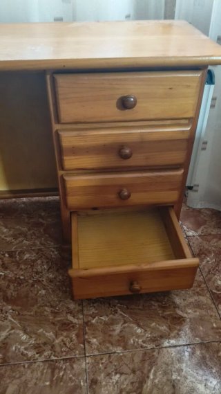 Escritorio de madera de pino