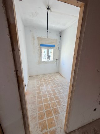 Piso en venta en Ador , para terminar de reformar.