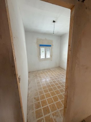 Piso en venta en Ador , para terminar de reformar.