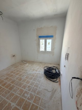 Piso en venta en Ador , para terminar de reformar.