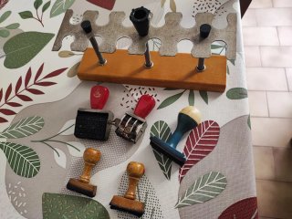 Lotto Timbri Vintage e Rastrelliera Porta Timbri