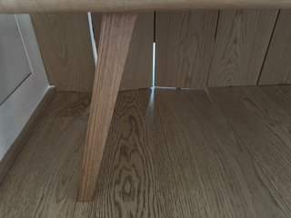 Banco de madera con asiento gris hecho a medida