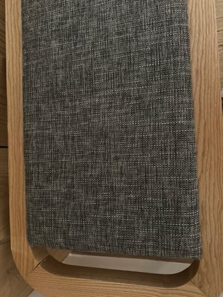 Banco de madera con asiento gris hecho a medida