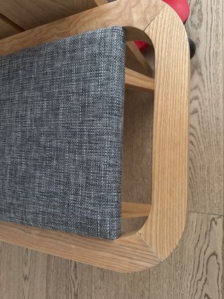 Banco de madera con asiento gris hecho a medida