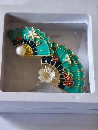 Dos broches metálicos de calidad exclusivos son do