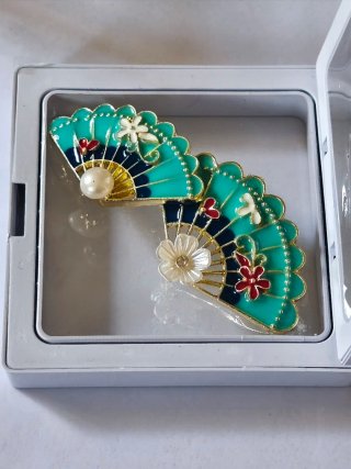 Dos broches metálicos de calidad exclusivos son do
