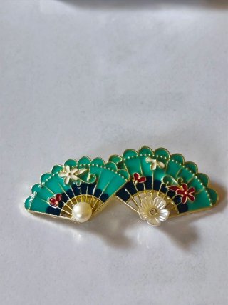 Dos broches metálicos de calidad exclusivos son do