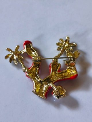 Dos broches metálicos de calidad exclusivos son do