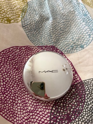 Iluminador compacto dorado con diseño