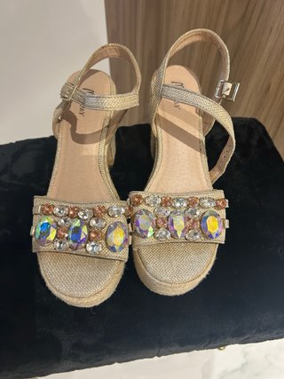 Sandalias doradas con pedrería