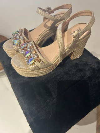 Sandalias doradas con pedrería
