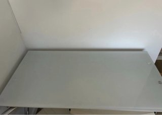 Escritorio de cristal y metal
