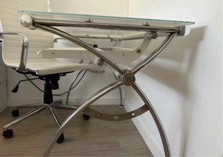 Escritorio de cristal y metal