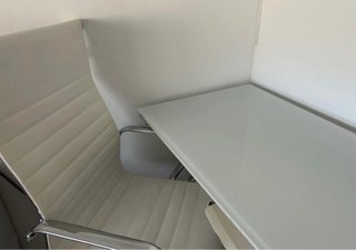 Escritorio de cristal y metal