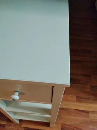 Mesita auxiliar blanca con cajón y estantes
