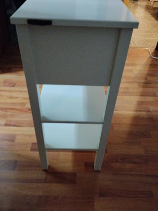 Mesita auxiliar blanca con cajón y estantes