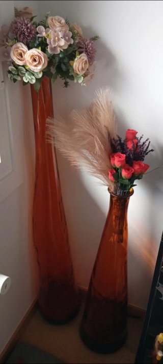 Jarrones de cristal ámbar con flores